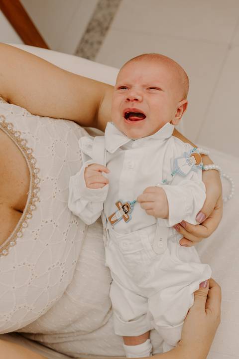 Foto bebê. Ensaio Infantil. Ensaio um mês. Mesversário. Foto mãe e filho. Foto batizado. Batismo. Ensaio em casa. Roupa branca. Bebê.'