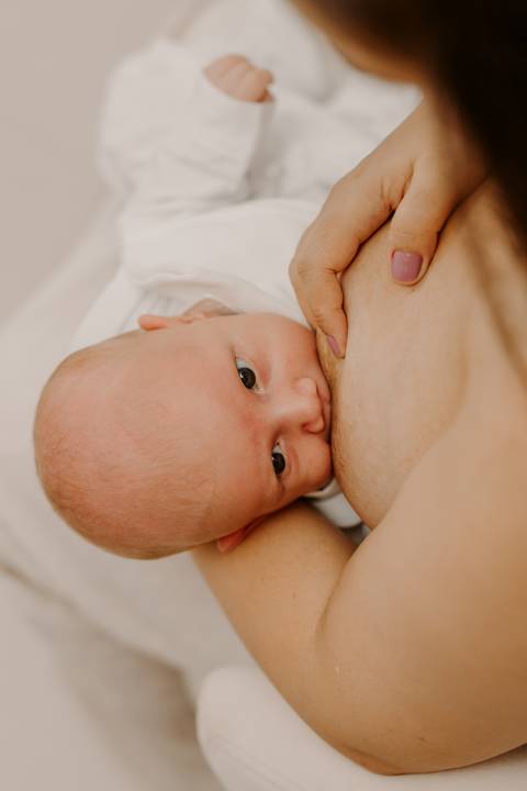 Foto bebê. Ensaio Infantil. Ensaio um mês. Mesversário. Foto mãe e filho. Foto batizado. Batismo. Ensaio em casa. Roupa branca. Bebê.'