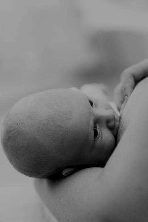 Foto bebê. Ensaio Infantil. Ensaio um mês. Mesversário. Foto mãe e filho. Foto batizado. Batismo. Ensaio em casa. Roupa branca. Bebê.'