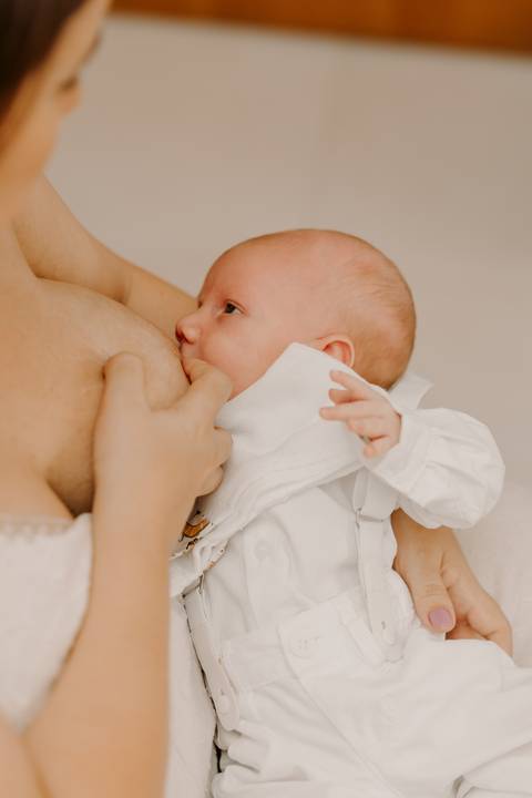 Foto bebê. Ensaio Infantil. Ensaio um mês. Mesversário. Foto mãe e filho. Foto batizado. Batismo. Ensaio em casa. Roupa branca. Bebê.'