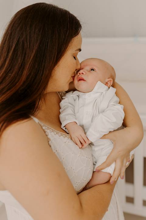 Foto bebê. Ensaio Infantil. Ensaio um mês. Mesversário. Foto mãe e filho. Foto batizado. Batismo. Ensaio em casa. Roupa branca. Bebê.'