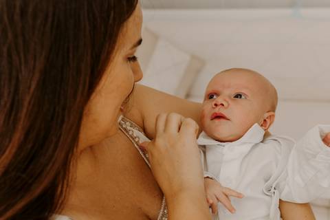 Foto bebê. Ensaio Infantil. Ensaio um mês. Mesversário. Foto mãe e filho. Foto batizado. Batismo. Ensaio em casa. Roupa branca. Bebê.'