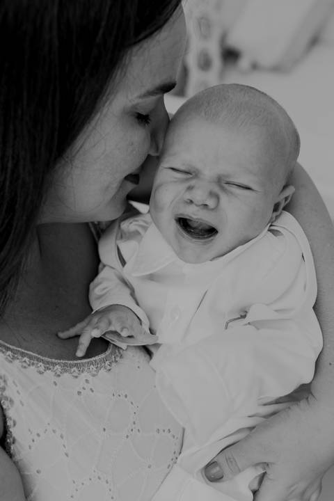 Foto bebê. Ensaio Infantil. Ensaio um mês. Mesversário. Foto mãe e filho. Foto batizado. Batismo. Ensaio em casa. Roupa branca. Bebê.'
