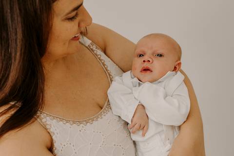 Foto bebê. Ensaio Infantil. Ensaio um mês. Mesversário. Foto mãe e filho. Foto batizado. Batismo. Ensaio em casa. Roupa branca. Bebê.'