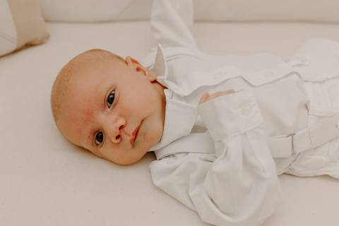 Foto bebê. Ensaio Infantil. Ensaio um mês. Mesversário. Foto mãe e filho. Foto batizado. Batismo. Ensaio em casa. Roupa branca. Bebê.'