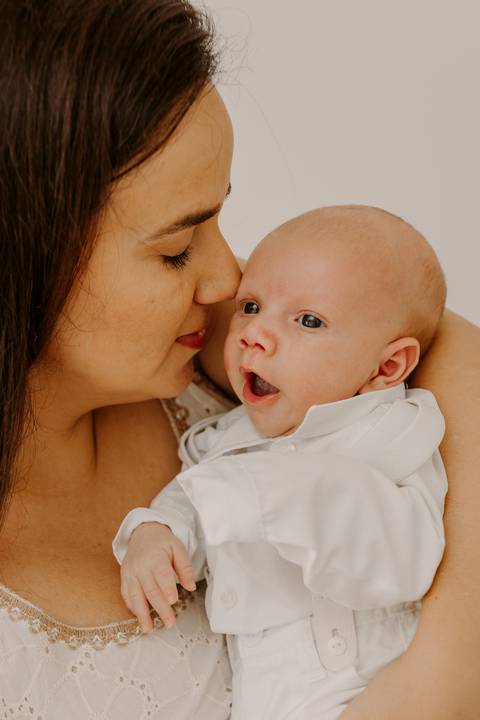 Foto bebê. Ensaio Infantil. Ensaio um mês. Mesversário. Foto mãe e filho. Foto batizado. Batismo. Ensaio em casa. Roupa branca. Bebê.'