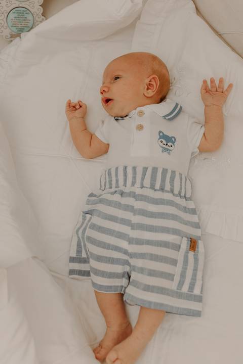 Foto bebê. Ensaio Infantil. Ensaio um mês. Mesversário. Foto mãe e filho. Foto batizado. Batismo. Ensaio em casa. Roupa branca. Bebê.'