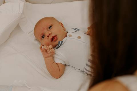 Foto bebê. Ensaio Infantil. Ensaio um mês. Mesversário. Foto mãe e filho. Foto batizado. Batismo. Ensaio em casa. Roupa branca. Bebê.'