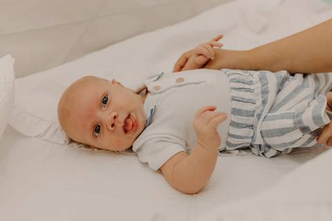 Foto bebê. Ensaio Infantil. Ensaio um mês. Mesversário. Foto mãe e filho. Foto batizado. Batismo. Ensaio em casa. Roupa branca. Bebê.'