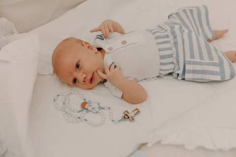 Foto bebê. Ensaio Infantil. Ensaio um mês. Mesversário. Foto mãe e filho. Foto batizado. Batismo. Ensaio em casa. Roupa branca. Bebê.'