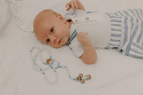 Foto bebê. Ensaio Infantil. Ensaio um mês. Mesversário. Foto mãe e filho. Foto batizado. Batismo. Ensaio em casa. Roupa branca. Bebê.'