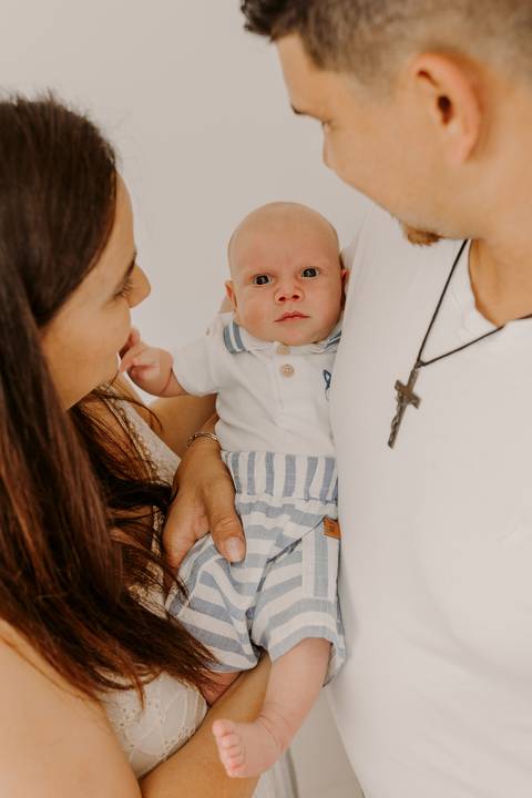 Foto bebê. Ensaio Infantil. Ensaio um mês. Mesversário. Foto mãe e filho. Foto batizado. Batismo. Ensaio em casa. Roupa branca. Bebê.'