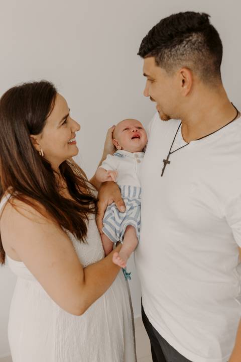 Foto bebê. Ensaio Infantil. Ensaio um mês. Mesversário. Foto mãe e filho. Foto batizado. Batismo. Ensaio em casa. Roupa branca. Bebê.'