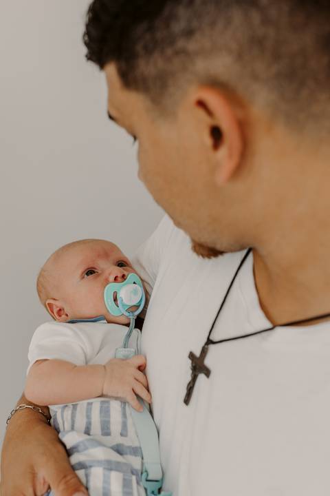 Foto bebê. Ensaio Infantil. Ensaio um mês. Mesversário. Foto mãe e filho. Foto batizado. Batismo. Ensaio em casa. Roupa branca. Bebê.'