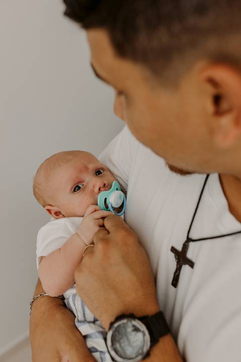 Foto bebê. Ensaio Infantil. Ensaio um mês. Mesversário. Foto mãe e filho. Foto batizado. Batismo. Ensaio em casa. Roupa branca. Bebê.'