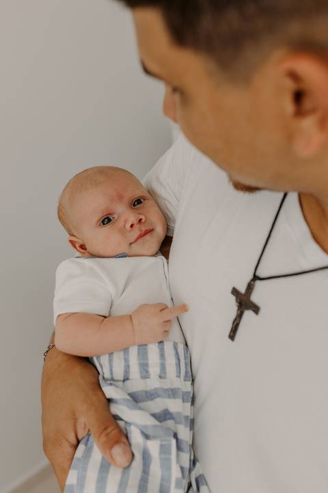 Foto bebê. Ensaio Infantil. Ensaio um mês. Mesversário. Foto mãe e filho. Foto batizado. Batismo. Ensaio em casa. Roupa branca. Bebê.'