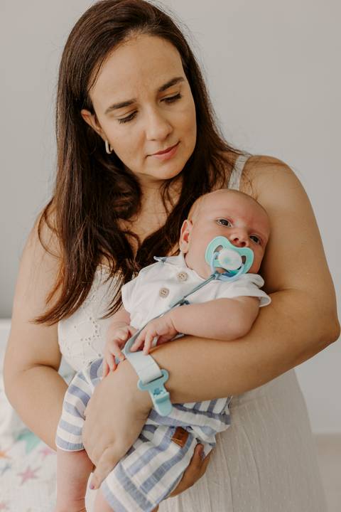 Foto bebê. Ensaio Infantil. Ensaio um mês. Mesversário. Foto mãe e filho. Foto batizado. Batismo. Ensaio em casa. Roupa branca. Bebê.'