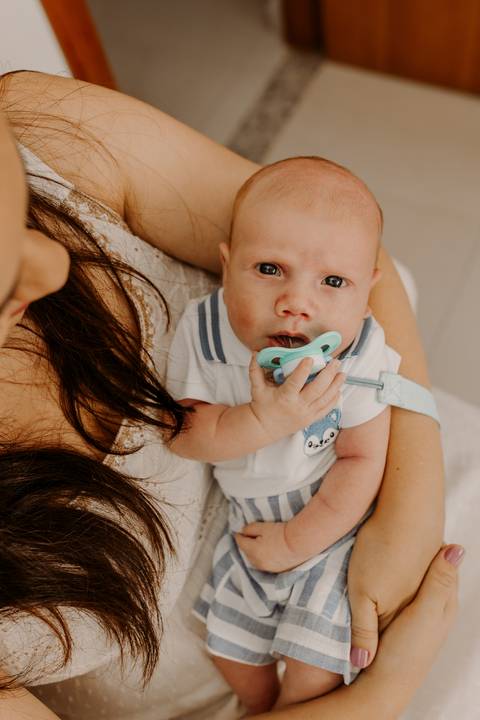Foto bebê. Ensaio Infantil. Ensaio um mês. Mesversário. Foto mãe e filho. Foto batizado. Batismo. Ensaio em casa. Roupa branca. Bebê.'