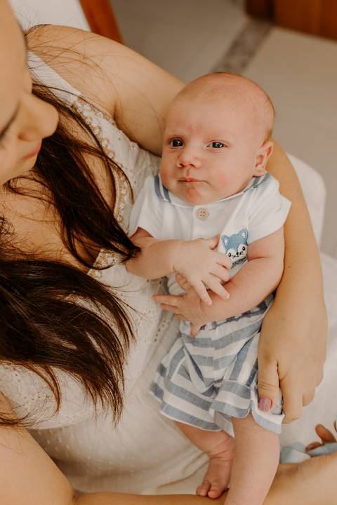 Foto bebê. Ensaio Infantil. Ensaio um mês. Mesversário. Foto mãe e filho. Foto batizado. Batismo. Ensaio em casa. Roupa branca. Bebê.'