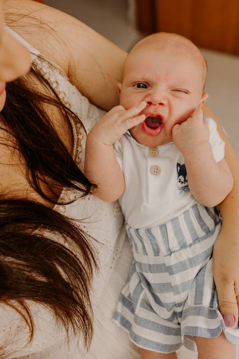 Foto bebê. Ensaio Infantil. Ensaio um mês. Mesversário. Foto mãe e filho. Foto batizado. Batismo. Ensaio em casa. Roupa branca. Bebê.'