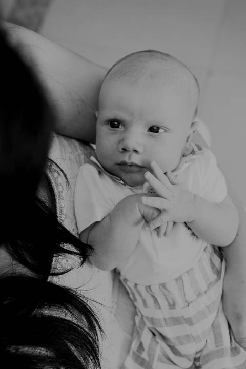 Foto bebê. Ensaio Infantil. Ensaio um mês. Mesversário. Foto mãe e filho. Foto batizado. Batismo. Ensaio em casa. Roupa branca. Bebê.'
