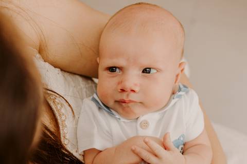 Foto bebê. Ensaio Infantil. Ensaio um mês. Mesversário. Foto mãe e filho. Foto batizado. Batismo. Ensaio em casa. Roupa branca. Bebê.'