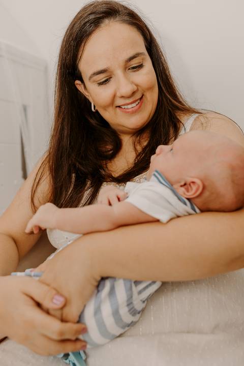 Foto bebê. Ensaio Infantil. Ensaio um mês. Mesversário. Foto mãe e filho. Foto batizado. Batismo. Ensaio em casa. Roupa branca. Bebê.'