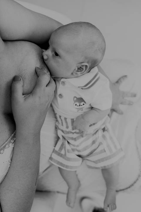Foto bebê. Ensaio Infantil. Ensaio um mês. Mesversário. Foto mãe e filho. Foto batizado. Batismo. Ensaio em casa. Roupa branca. Bebê.'