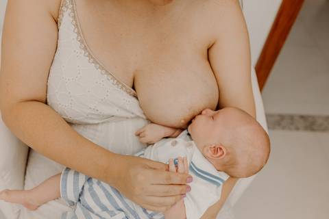 Foto bebê. Ensaio Infantil. Ensaio um mês. Mesversário. Foto mãe e filho. Foto batizado. Batismo. Ensaio em casa. Roupa branca. Bebê.'