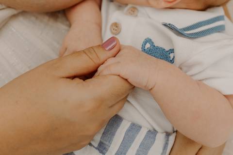Foto bebê. Ensaio Infantil. Ensaio um mês. Mesversário. Foto mãe e filho. Foto batizado. Batismo. Ensaio em casa. Roupa branca. Bebê.'