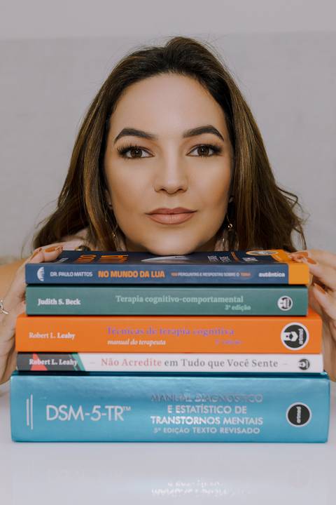 Ensaio de Marca Pessoal. Ensaio Corporativo. Fotos profissionais. Psicóloga. Consultório. Blazer rosa. Livros.'