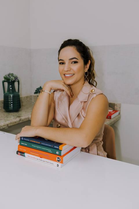 Ensaio de Marca Pessoal. Ensaio Corporativo. Fotos profissionais. Psicóloga. Consultório. Blazer rosa. Livros.'