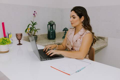 Ensaio de Marca Pessoal. Ensaio Corporativo. Fotos profissionais. Psicóloga. Consultório. Blazer rosa. Livros.'
