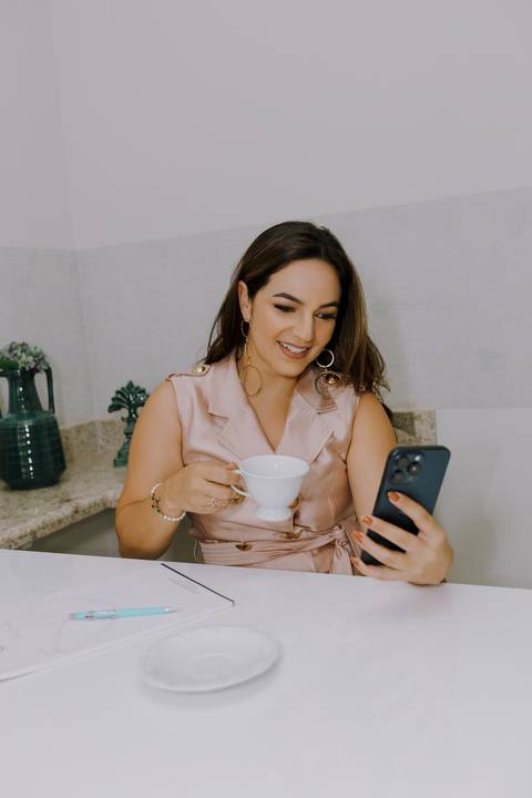 Ensaio de Marca Pessoal. Ensaio Corporativo. Fotos profissionais. Psicóloga. Consultório. Blazer rosa. Livros.'