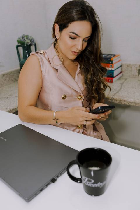 Ensaio de Marca Pessoal. Ensaio Corporativo. Fotos profissionais. Psicóloga. Consultório. Blazer rosa. Livros.'
