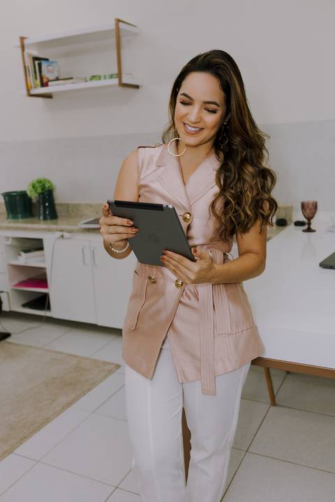 Ensaio de Marca Pessoal. Ensaio Corporativo. Fotos profissionais. Psicóloga. Consultório. Blazer rosa. Livros.'