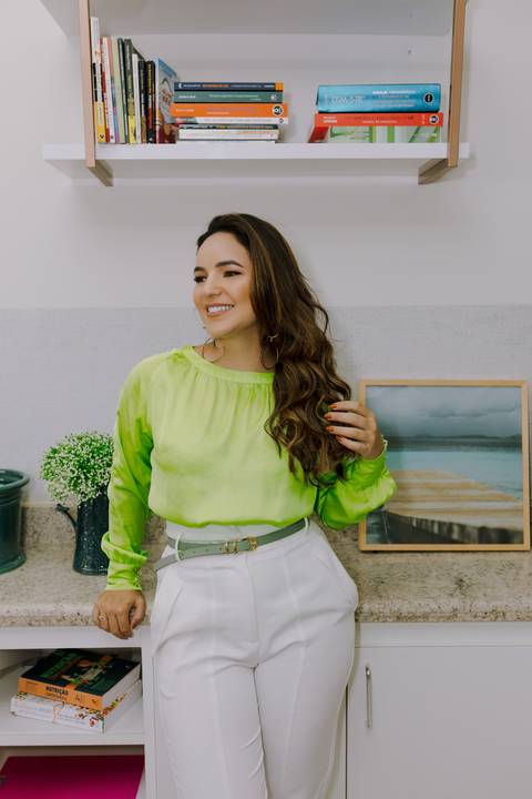 Ensaio de Marca Pessoal. Ensaio Corporativo. Fotos profissionais. Psicóloga. Consultório. Blazer rosa. Livros.'