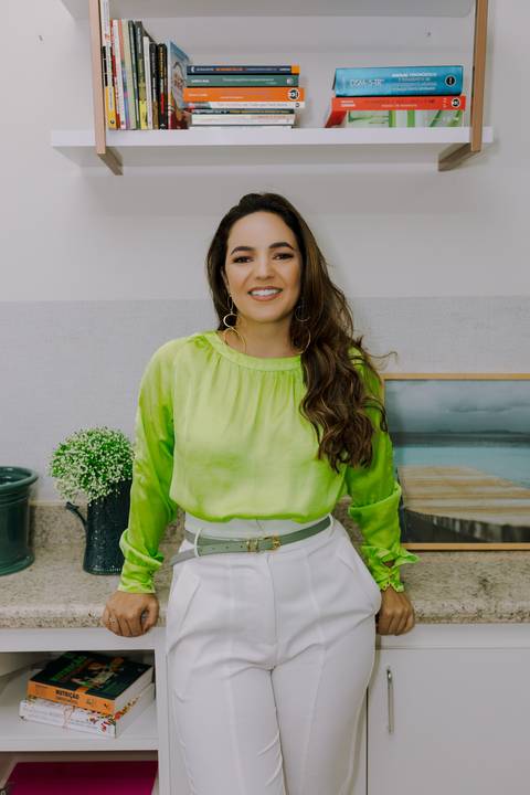 Ensaio de Marca Pessoal. Ensaio Corporativo. Fotos profissionais. Psicóloga. Consultório. Blazer rosa. Livros.'