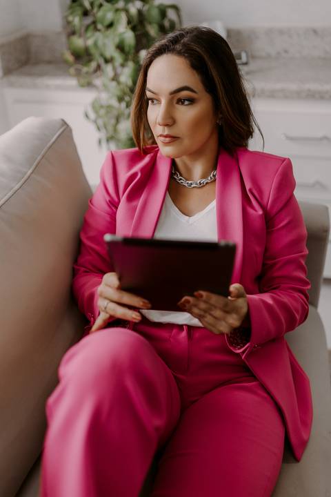 Ensaio de Marca Pessoal. Ensaio Corporativo. Fotos profissionais. Psicóloga. Consultório. Blazer rosa. Livros.'