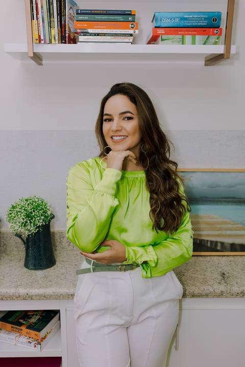 Ensaio de Marca Pessoal. Ensaio Corporativo. Fotos profissionais. Psicóloga. Consultório. Blazer rosa. Livros.'