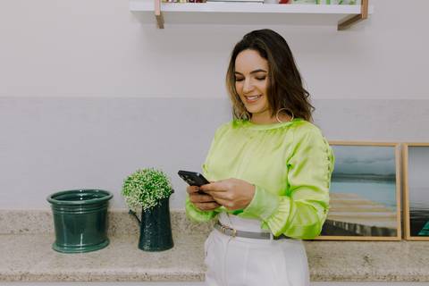 Ensaio de Marca Pessoal. Ensaio Corporativo. Fotos profissionais. Psicóloga. Consultório. Blazer rosa. Livros.'