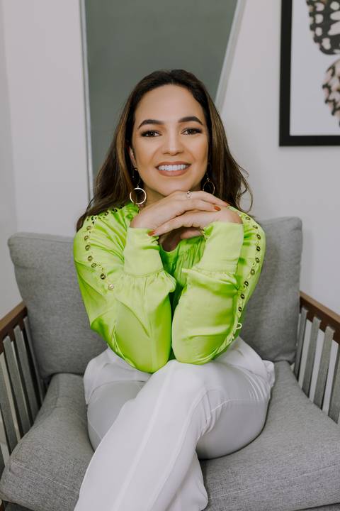 Ensaio de Marca Pessoal. Ensaio Corporativo. Fotos profissionais. Psicóloga. Consultório. Blazer rosa. Livros.'