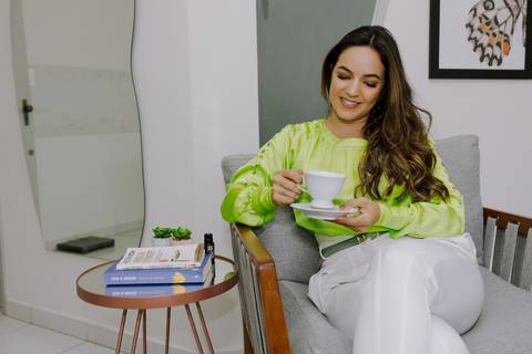 Ensaio de Marca Pessoal. Ensaio Corporativo. Fotos profissionais. Psicóloga. Consultório. Blazer rosa. Livros.'