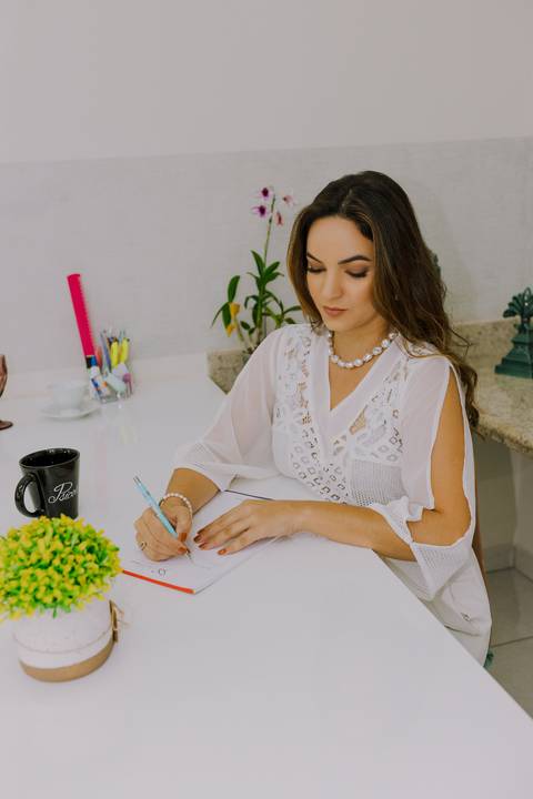 Ensaio de Marca Pessoal. Ensaio Corporativo. Fotos profissionais. Psicóloga. Consultório. Blazer rosa. Livros.'