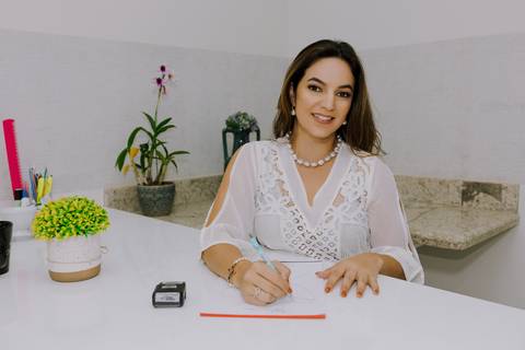 Ensaio de Marca Pessoal. Ensaio Corporativo. Fotos profissionais. Psicóloga. Consultório. Blazer rosa. Livros.'