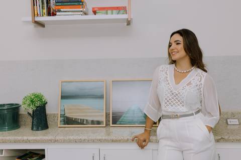 Ensaio de Marca Pessoal. Ensaio Corporativo. Fotos profissionais. Psicóloga. Consultório. Blazer rosa. Livros.'