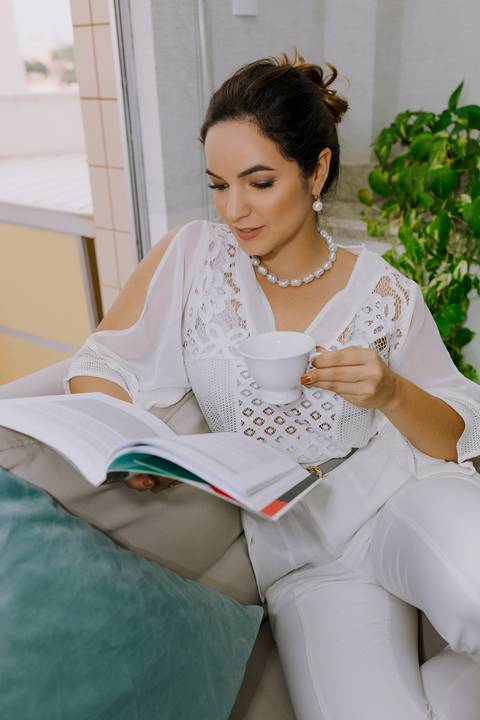 Ensaio de Marca Pessoal. Ensaio Corporativo. Fotos profissionais. Psicóloga. Consultório. Blazer rosa. Livros.'