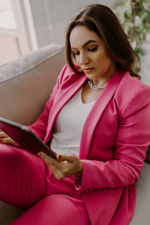 Ensaio de Marca Pessoal. Ensaio Corporativo. Fotos profissionais. Psicóloga. Consultório. Blazer rosa. Livros.'