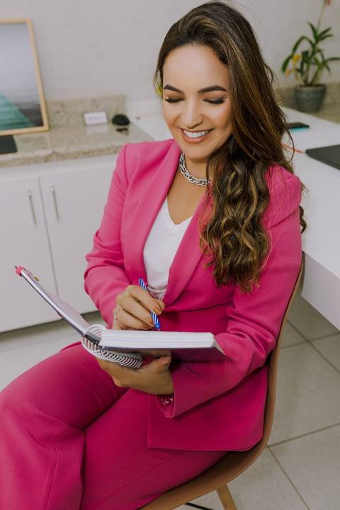 Ensaio de Marca Pessoal. Ensaio Corporativo. Fotos profissionais. Psicóloga. Consultório. Blazer rosa. Livros.'
