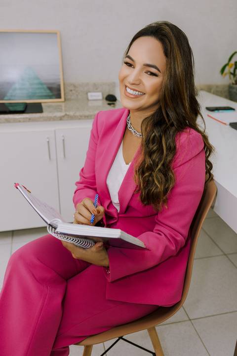 Ensaio de Marca Pessoal. Ensaio Corporativo. Fotos profissionais. Psicóloga. Consultório. Blazer rosa. Livros.'